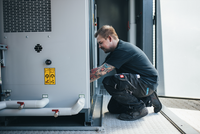Servicetechniker führt Kompressor Wartung durch