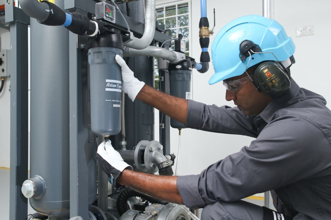 Kompressor wird von einem Servicetechniker gewartet